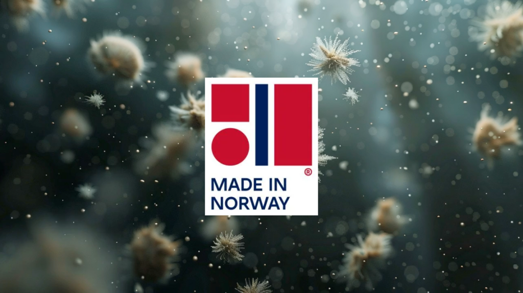 Abstrakt nærbilde av små, svevende partikler som ligner pollen eller støv, opplyst mot en mørk, tåkete bakgrunn. som bakgrunn på toppen er det Mede in Norway logo på. Illustrasjon.
