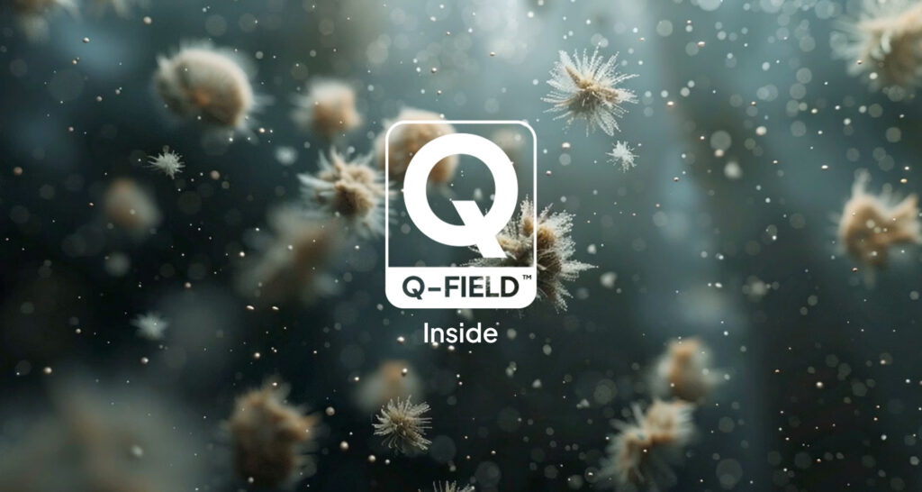 Abstrakt nærbilde av små, svevende partikler som ligner pollen eller støv, opplyst mot en mørk, tåkete bakgrunn. og oppe alt dette er en Q-FIELD logo. Illustrasjon.